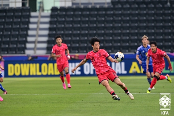 홍윤상(가운데)이 지난 22일(한국시각) 카타르 알라이얀의 자심 빈 하마드 스타디움에서 열린 일본과의 '2024 아시아축구연맹(AFC) U-23 아시안컵' 조별리그 B조 최종 3차전에서 공격을 전개하고 있다. /사진=대한축구협회 제공