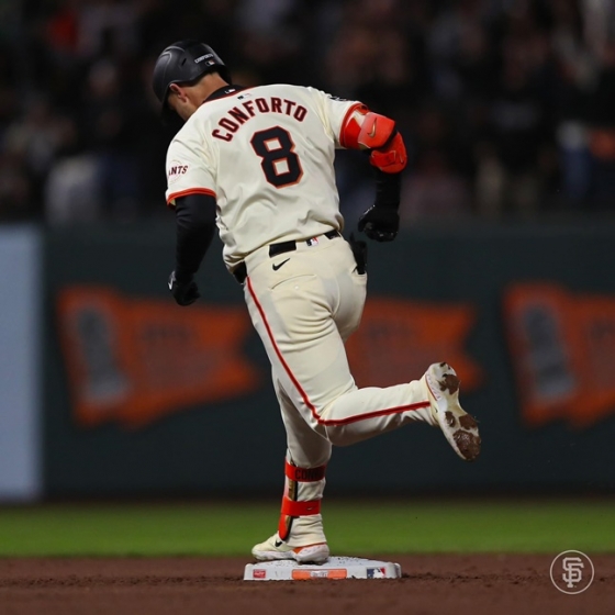 샌프란시스코 자이언츠 마이클 콘포토가 23일 미국 캘리포니아주 샌프란시스코 오라클파크에서 열린 뉴욕 메츠와 2024 미국프로야구 메이저리그(MLB) 홈경기에서 5회말 홈런을 날리고 베이스 러닝을 하고 있다. /사진=샌프란시스코 자이언츠 공식 SNS