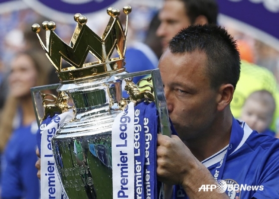EPL 우승컵에 입을 맞추는 존 테리. /AFPBBNews=뉴스1