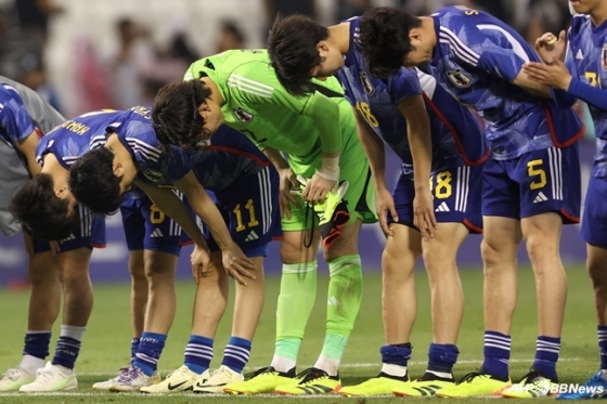 한일전 패배 후 고개 숙여 관중들에게 인사하는 일본 U-23 대표팀. /AFPBBNews=뉴스1