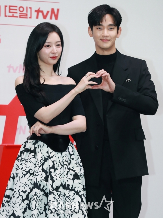 배우 김지원, 김수현이 7일 오전 서울 라마다신도림 호텔에서 진행된 tvN 토일드라마 &#039;눈물의 여왕&#039; 제작발표회에 참석해 포즈를 취하고 있다.  퀸즈 그룹 재벌 3세인 &#039;백화점의 여왕&#039; 홍해인과 용두리 이장 아들인 &#039;슈퍼마켓 왕자&#039; 백현우 3년차 부부의 아찔한 위기와 기적처럼 다시 시작되는 사랑 이야기 &#039;눈물의 여왕&#039;은 오는 9일 첫 방송된다. /2024.03.07 /사진=이동훈