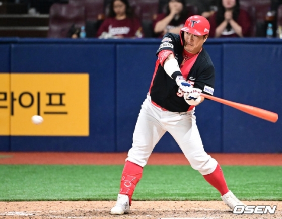 KIA 최형우가 23일 고척 키움전 연장 10회초 2사 만루에서 중전 2타점 적시타를 때리고 있다.