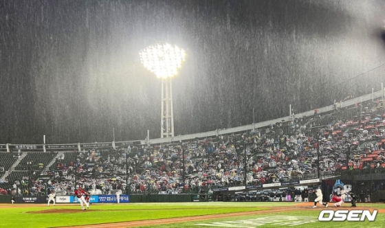 23일 사직 SSG-롯데전에서 비가 내리고 있다. 