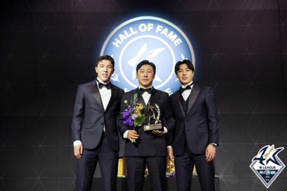 왼쪽부터 신재원, 신태용 감독, 신재혁. /사진=한국프로축구연맹 제공