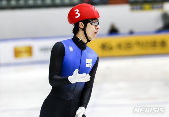 황대헌은 12일 서울 양천구 목동아이스링크에서 열린 &#039;2024~2025시즌 쇼트트랙 국가대표 2차 선발대회 겸 KB금융그룹 제39회 전국남녀 종합 쇼트트랙스피드스케이팅 선수권대회&#039; 남자 1000m 준준결승 2조에서 1분26초217로 최하위인 4위에 그쳤다. 레이스 직후 황대헌이 반칙을 당했다고 심판에 어필하는 모습. /사진=뉴시스