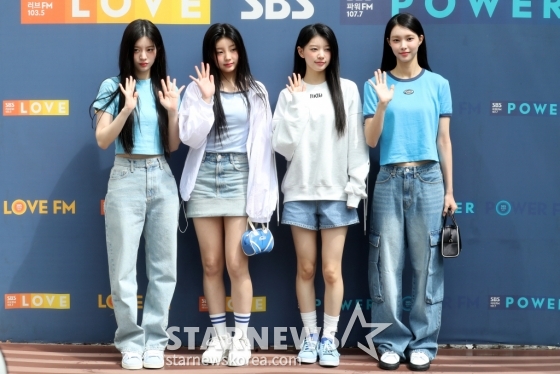 그룹 아일릿(I’LL-IT) 민주, 원희, 모카, 윤아가 24일 오후 서울 목동 SBS에서 진행되는 라디오 &#039;컬투쇼&#039; 출연을 위해 도착하고 있다. 2024.04.24 /사진=임성균