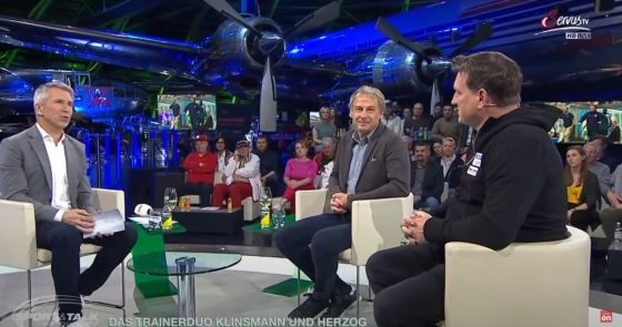 클린스만(가운데)가 웃으며 헤어초크(오른쪽)를 바라보고 있다. /사진=오스트리아 SERVUS TV 유튜브 영상 갈무리