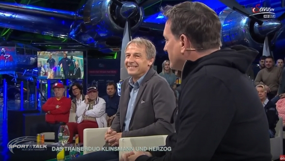 헤어초크(오른쪽)가 둘의 우정에 대해 말하자 미소짓는 클린스만. /사진=오스트리아 SERVUS TV 유튜브 영상 갈무리