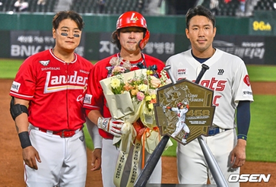 SSG 랜더스 최정(가운데)이 24일 부산 사직야구장에서 열린 롯데 자이언츠와 2024 신한 SOL Bank KBO 리그 원정경기에서 5회 초 개인 통산 468호 홈런을 터트린 후 양 팀 주장 추신수(왼쪽), 전준우(오른쪽)와 기념촬영을 하고 있다. 