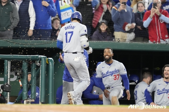 LA 다저스 오타니 쇼헤이(왼쪽)가 24일 워싱턴 내셔널스전 9회초 솔로 홈런을 더그아웃으로 향하자 동료들이 해바라기씨를 뿌리며 축하를 전하고 있다. /사진=LA 다저스 공식 SNS