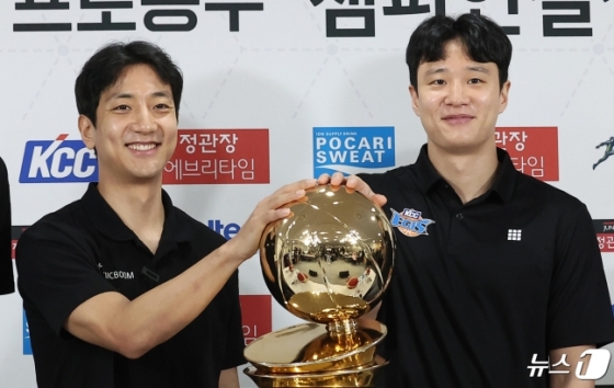 수원 KT 허훈(왼쪽)과 부산 KCC 허웅이 25일 열린 프로농구 챔피언결정전 미디어데이에서 기념 촬영을 하고 있다.  /사진=뉴스1