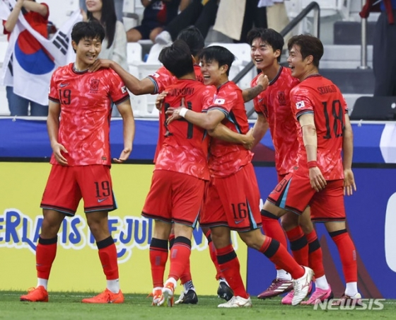 지난 22일 가진 일본과 2024 아시아축구연맹(AFC) 23세 이하(U-23) 아시안컵 조별리그 B조 마지막 3차전에서 김민우(맨 왼쪽, 19번)의 헤더 결승골에 기뻐하는 한국 올림픽 대표팀. /사진=뉴시스