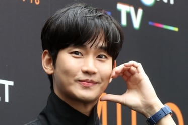 김수현 '달콤한 미소와 하트'