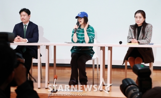 하이브와 대립하고 있는 민희진 어도어 대표(가운데)가 25일 오후 서울 강남구 한국컨퍼런스센터 대강당에서 진행된 긴급 기자회견에서 질문에 답하고 있다. /2024.04.25 /사진=이동훈