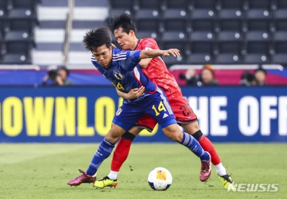 한국 대표팀의 이태석(오른쪽)이 일본의 공격을 막아내고 있다. /사진=뉴시스 제공