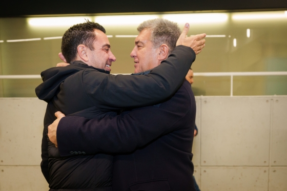 사비(왼쪽) 감독. /사진=FC바르셀로나 공식 사회관계망서비스(SNS
