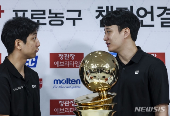 허훈(왼쪽)과 허웅이 이야기를 나누고 있다. /사진=뉴시스