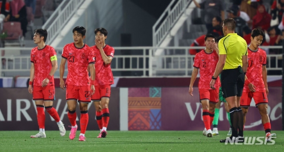 카타르 도하 압둘라 빈 칼리파 스타디움에서 열린 2024 아시아축구연맹(AFC) U-23 아시안컵 8강전 대한민국과 인도네시아의 경기, 인도네시아에 실점한 한국 선수들이 아쉬워 하고 있다. /사진제공=뉴시