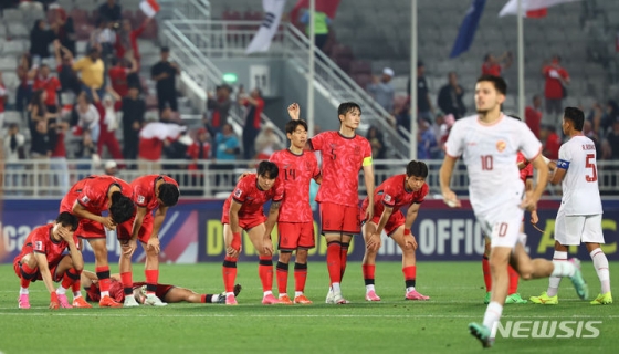 카타르 도하 압둘라 빈 칼리파 스타디움에서 열린 2024 아시아축구연맹(AFC) U-23 아시안컵 8강전 대한민국과 인도네시아의 경기, 승부차기에서 10대11로 패배하며 올림픽 본선 진출이 좌절된 한국 선수들이 아쉬워하고 있다. /사진제공=뉴시스