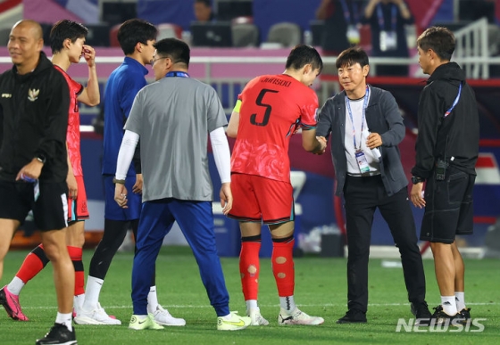 카타르 도하 압둘라 빈 칼리파 스타디움에서 열린 2024 아시아축구연맹(AFC) U-23 아시안컵 8강전 대한민국과 인도네시아의 경기, 승부차기에서 10대11로 패배하며 올림픽 본선 진출이 좌절된 한국 변준수가 신태용 인도네시아 감독과 인사하고 있다.  /사진제공=뉴시스