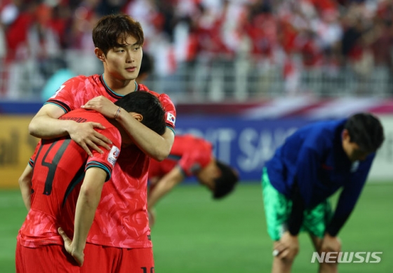 카타르 도하 압둘라 빈 칼리파 스타디움에서 열린 2024 아시아축구연맹(AFC) U-23 아시안컵 8강전 대한민국과 인도네시아의 경기, 승부차기에서 10대11로 패배하며 올림픽 본선 진출이 좌절된 한국 강상윤이 강성진 품에 안겨 눈물을 흘리고 있다.  /사진제공=뉴시스