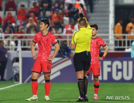 이영준(맨 왼쪽)이 26일 카타르 도하 압둘라 빈 칼리파 스타디움에서 열린 2024 아시아축구연맹(AFC) U-23 아시안컵 8강전 대한민국과 인도네시아의 경기에서 레드카드를 받고 있다. /사진=뉴시스