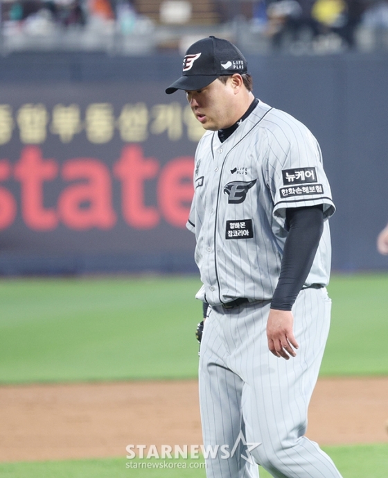 &#039;2024 신한 SOL 뱅크 KBO리그&#039; kt-한화전이 24일 수원 kt위즈파크에서 열렸다.  한화 선발 류현진이 3회 투구를 마친 후 더그아웃으로 향하고 있다. /사진=김진경 기자