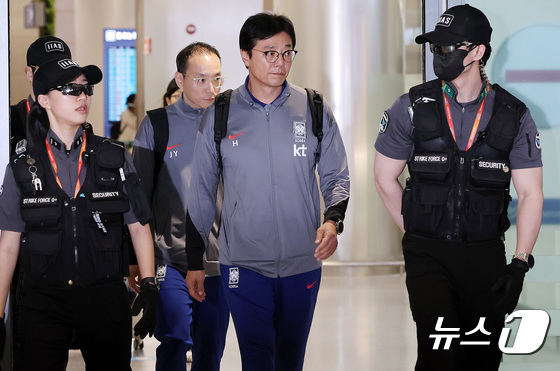  U-23 대한민국 축구 국가대표팀 황선홍 감독과 선수들이 27일 오후 인천국제공항을 통해 귀국하고 있다. 지난 1988년 서울 올림픽 이후 10회 연속 본선 무대를 노렸던 U-23 대한민국 축구 국가대표팀은 카타르 도하에서 열린 2024 아시아축구연맹(AFC) U23 아시안컵 인도네시와의 8강전에서 패해 파리행 티켓을 잡지 못하고 고개를 숙였다. /사진제공=뉴스1