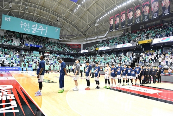 매진을 기록한 챔피언결정전 1차전. /사진=KBL 제공