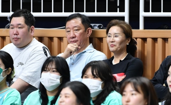 경기를 지켜보는 허재(가운데). /사진=KBL 제공