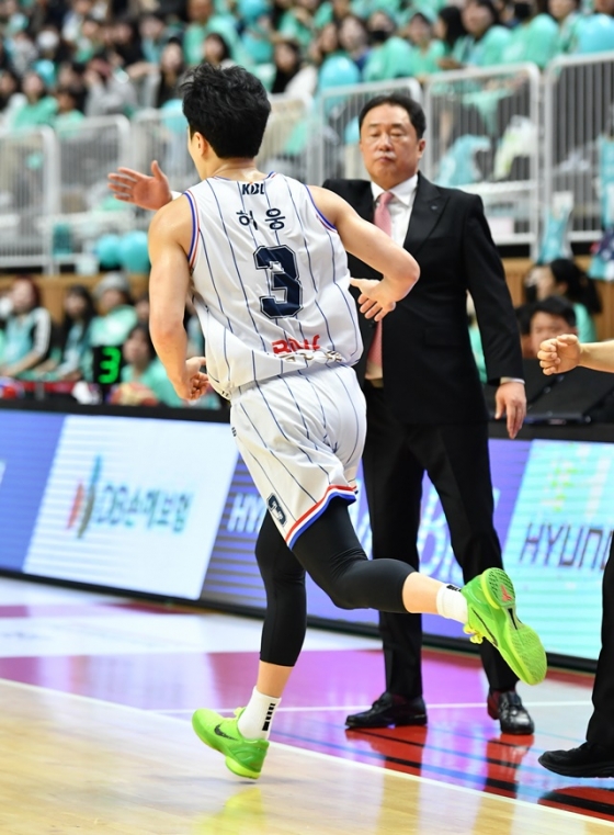 허웅(왼쪽)과 전창진 KCC 감독. /사진=KBL 제공