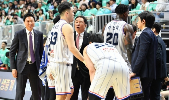 KCC 선수단. /사진=KBL 제공