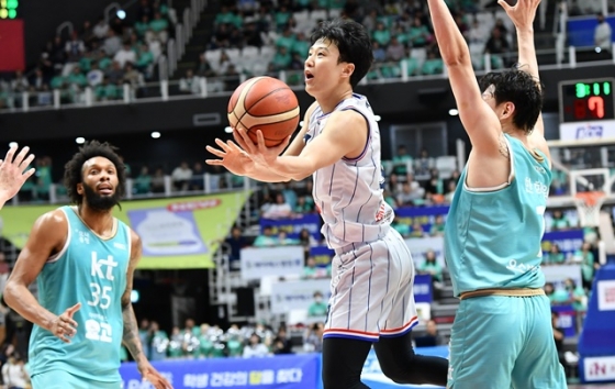 공격에 집중하는 허웅(가운데). /사진=KBL 제공