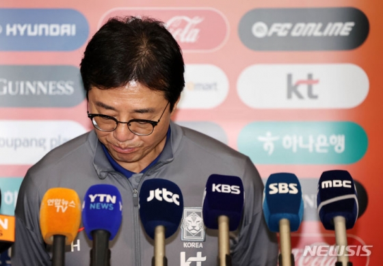 황선홍 U-23 축구 국가대표팀 감독이 27일 오후 인천국제공항을 통해 귀국해 인터뷰를 하고 있다. /사진제공=뉴시스