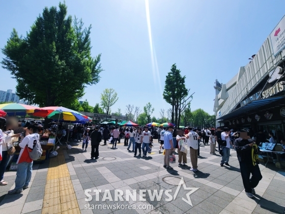 27일 서울 잠실야구장 인근 종합운동장역 인근의 모습. 1회용 응원용품을 판매하는 노점상의 모습을 찾아볼 수 없었다. /사진=김우종 기자