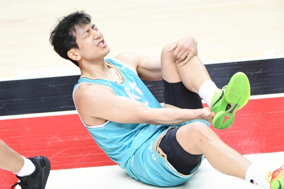허훈이  지난 29일 수원KT소닉붐아레나에서 열린 수원 KT 대 부산 KCC의 &#039;2023~2024 정관장 프로농구 챔피언결정전&#039; 2차전에서 발목을 접질려 고통스러워하고 있다. /사진=KBL