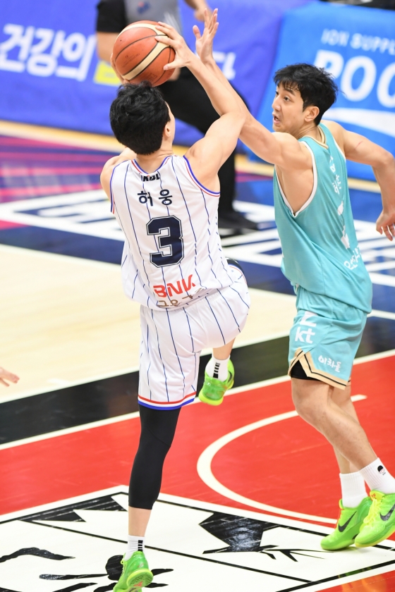 허웅(왼쪽)과 허훈이  지난 29일 수원KT소닉붐아레나에서 열린 수원 KT 대 부산 KCC의 &#039;2023~2024 정관장 프로농구 챔피언결정전&#039; 2차전에서 맞대결을 펼치고 있다. /사진=KBL