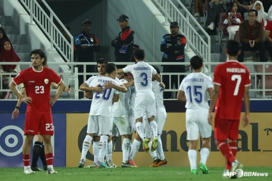 득점 후 기뻐하는 우즈베키스탄 선수들(가운데). /AFPBBNews=뉴스1