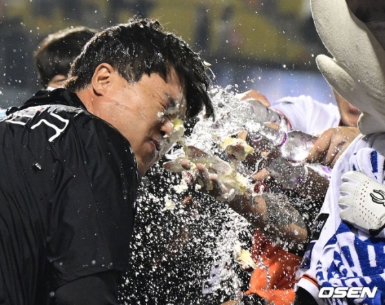 류현진이 30일 대전 SSG전에서 KBO 리그 통산 100승을 달성하고 동료들로부터 축하의 물 세례를 받고 기뻐하고 있다. 