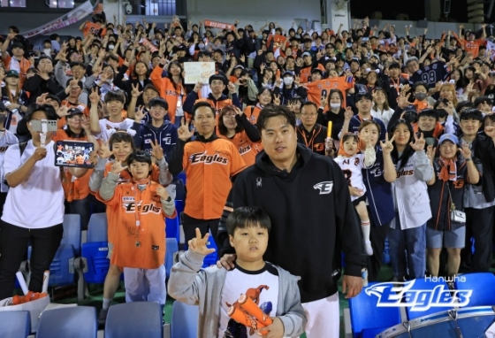 류현진이 4월 30일 대전 SSG전서 KBO리그 통산 100승을 달성하고 단상에 올라 팬들과 사진을 찍고 있다. /사진=한화 이글스