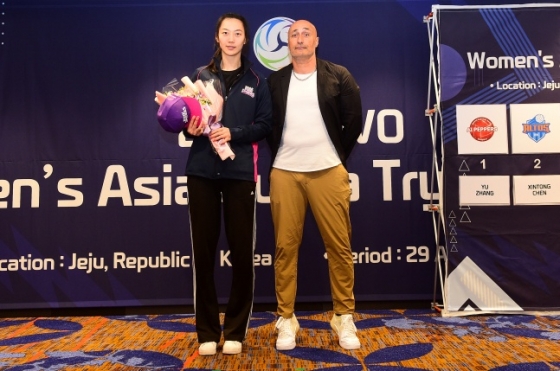 1일 2024 KOVO 여자부 아시아쿼터 드래프트에서 황 루이레이(왼쪽)와 마르첼로 아본단자 흥국생명 감독. /사진=한국배구연맹