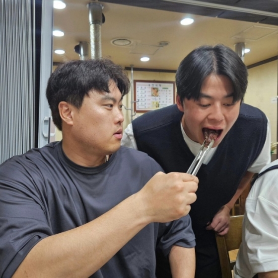 류현진(왼쪽)이 4월 30일 대전 SSG전에서 KBO 리그 통산 100승을 달성한 후 가진 저녁 식사 자리에서 노시환에게 직접 한우를 먹이고 있다. /사진=류현진 소속사 99코퍼레이션 제공