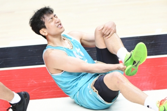 허훈이 지난 29일 수원KT소닉붐아레나에서 열린 수원 KT 대 부산 KCC의 &#039;2023~2024 정관장 프로농구 챔피언결정전&#039; 2차전에서 발목을 접질려 고통스러워하고 있다. /사진=KBL 제공 