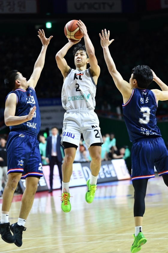 KT 허훈(가운데)이 슛을 시도하고 있다. /사진=KBL 제공 