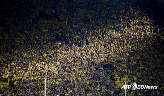 도르트문트 홈 구장 '옐로 월'에서 응원하는 팬들의 모습.  /AFPBBNews=뉴스1