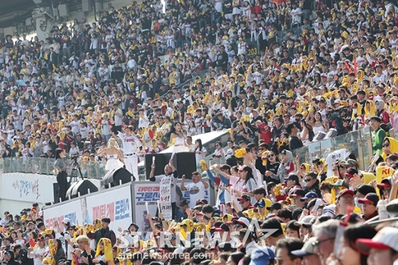 LG-한화의 개막전이 열린 3월 23일 잠실구장에서 관중들이 열띤 응원을 펼치고 있다, /사진=김진경 대기자