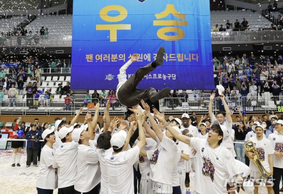 선수들에게 헹가래 받는 전창진 감독의 모습. /사진=김진경 대기자