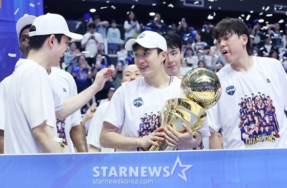 허웅(가운데)이 지난 5일 수원KT소닉붐아레나에서 열린 &#039;2023~2024시즌 정관장 프로농구 챔피언결정전&#039; 5차전에서 수원 KT를 꺾고 우승한 뒤 트로피를 들고 기뻐하고 있다. /사진=김진경 대기자