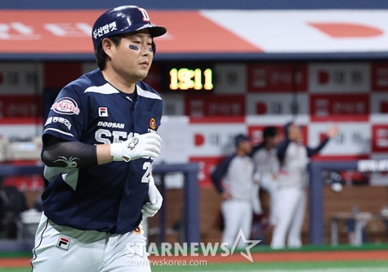 &#039;2024 신한 SOL 뱅크 KBO리그&#039; 키움-두산전이 7일 서울 고척스카이돔에서 열렸다. 두산 양의지가 2회에 이어 3회에도 1점 홈런을 날리며 연타석 홈런을 기록한 후 다이아몬드를 돌고 있다. /사진=김진경 대기자