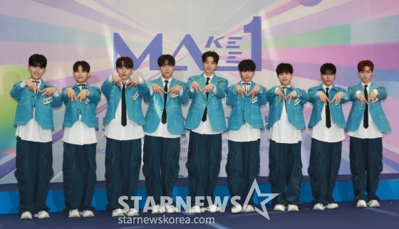 참가자 윤재용, 김시온, 서지호, 신원천, 조재현, 최한결, 타쿠마, 한유섭, 안신이 8일 오전 서울 여의도 KBS에서 진행된 2TV 예능 &#039;메이크메이트원&#039;(MA1) 제작발표회에 참석해 포즈를 취하고 있다.   &#039;꿈꾸던 무대를 만들기 위해(MAKE) 친구(MATE)와 하나(ONE) 되는 시간&#039;이라는 의미를 담은 글로벌 아이돌 데뷔 프로젝트 프로그램 &#039;메이크메이트원&#039;은 오는 15일 첫 방송된다. /2024.05.08 /사진=이동훈